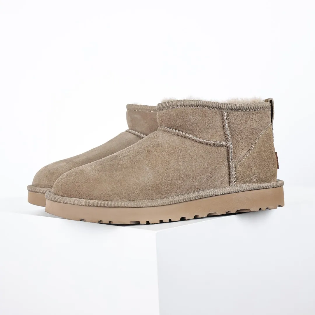 Pick up locally 💰480, core recommendation, good price UGG Classic MiNi basic low-top series, Xiaohongshu hot model, Henan Longfeng leather production, sheepskin integrated, top quality in the market, 2-3 cm cashmere insole, keeping warm in winter, suitable for home use. In the new year, uug launched a style series, which is partially biased towards the preferences of young consumers, and has also moved to the forefront of fashion trends. Shoe body material, water-repellent coated suede upper 17mm UGGPURE™ implanted wool insole Lightweight non-slip comfortable rubber outsole With brand LOGO Trademark Comes with full packaging Size: 35 36 37 38 39 40